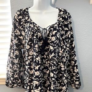 **3 for $30** Old Navy blouse. Three-quarter sleeve. Very pretty. In very good